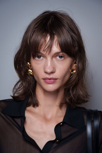 Cortes de cabelo e tons naturais em destaque na primavera para um visual prático e cheio de esplendor