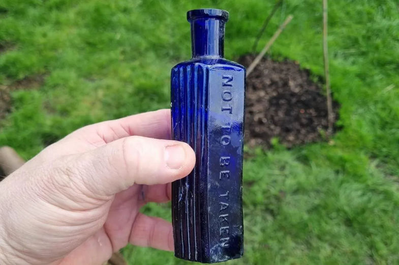 Reino Unido: Cão descobre frasco misterioso e pode ter ajudado a resolver crime de 160 anos