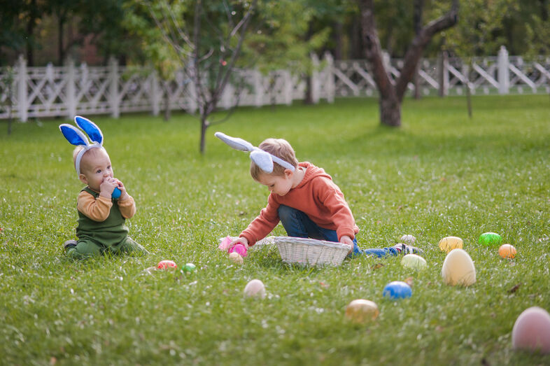 Caça aos ovos da Páscoa com crianças em espaço exterior