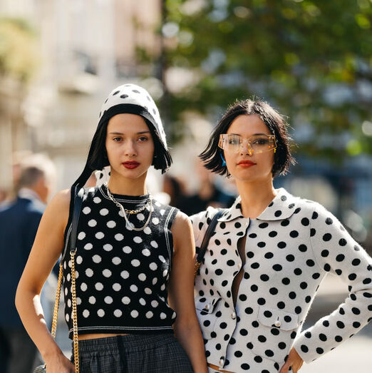 Padrão de bolinhas domina a estação com cores vibrantes