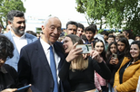 O eterno 'Presidente dos Afetos'! Marcelo Rebelo de Sousa regressa para o meio do povo e distribui abraços e autógrafos
