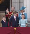 Família real acena na varanda do palácio de Buckingham