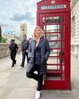 Clara de Sousa em Londres, junto a cabine telefónica vermelha