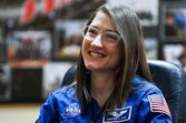 A melhor receção!  Veja o reencontro da astronauta Christina Koch com a sua cadelinha