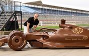 O piloto britânico Billy Monger junto de uma réplica de um carro da F1 feita de chocolate em Silverstone