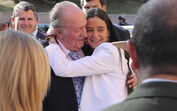 Juan Carlos recebe abraço de uma neta durante visita em Espanha.
