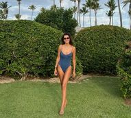 Maria Cerqueira Gomes aproveita o calor da Bahia com o filho