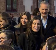Letizia reúne-se com as filhas e o Rei Felipe para a Páscoa.
