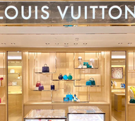 Ativistas invadem loja da Louis Vuitton em Londres em protesto contra o uso de peles no mundo da moda  