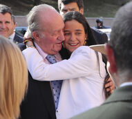 Juan Carlos recebe abraço de uma neta durante visita em Espanha.
