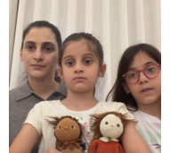 Zeynab Javadli com as três filhas