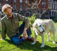 Este professor britânico diz que não suporta cães. E isso está a dificultar a sua vida amorosa