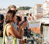 Lisboa acolhe visitantes numa esplanada com vista sobre a cidade e boa companhia