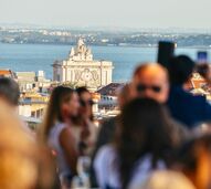Rooftop do Hotel Mundial reabre com vista para Lisboa e ambiente de descontração