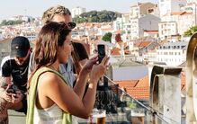 Lisboa acolhe visitantes numa esplanada com vista sobre a cidade e boa companhia