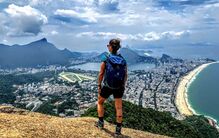 Turista admira a vista do Rio de Janeiro durante uma visita ao Bairro do Vidigal