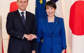 Insólito! O momento em que Emmanuel Macron e Sanae Takaichi se despedem com um gesto de 'Dragon Ball'
