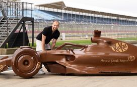 O roubo mais doce do século: ladrões desaparecem com 12 toneladas de KitKat e a notícia viraliza. Marcas brincam e Nestlé já fatura com a crise