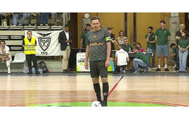 Temos craque? Luís Montenegro mostra-se a dar toques na bola em partida de futebol