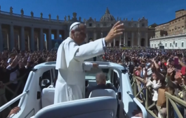 Papa Leão XIV celebra Páscoa no Vaticano perante milhares de fiéis na Praça de São Pedro 