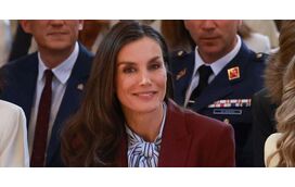 Letizia surge deslumbrante com fato roxo Hugo Boss e camisa ao estilo parisiense