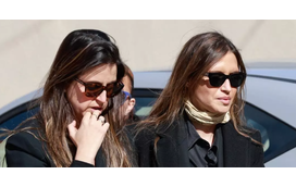 O misterioso pai de Sara Carbonero (que foi condenado por burla e que tem estado "desaparecido") reapareceu no funeral da mãe da jornalista