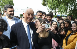 O eterno 'Presidente dos Afetos'! Marcelo Rebelo de Sousa regressa para o meio do povo e distribui abraços e autógrafos