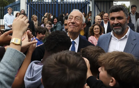 Marcelo Rebelo de Sousa recebido como uma estrela por centenas de jovens em Águeda