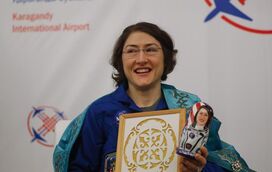 "Acho que fui eu a mais feliz": reencontro da astronauta da Artemis II Christina Koch com a sua patuda emociona e torna-se viral