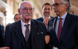 Aos 99 anos, Ruy de Carvalho recebe Voto de Saudação na Assembleia da República