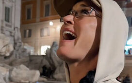 Adeus moedas! Katy Perry surpreende ao usar cartão de crédito na fonte mais famosa de Roma