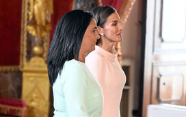 Rainha Letizia e a primeira-dama de Portugal escolheram vestidos de tons pastel para o primeiro encontro oficial