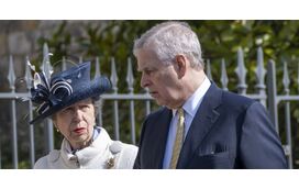 Confusão em Buckingham! Princesa Ana recusa-se a virar as  costas ao irmão renegado