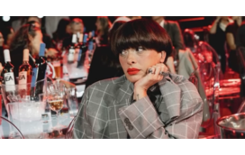 Será que vai devolver a roupa? Marisa Liz apresenta-se num evento público com alarme ainda preso ao casaco