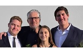 A dor de seguir em frente sem Lídia! Tim Vieira amparado pelos filhos depois de perder o grande amor da sua vida