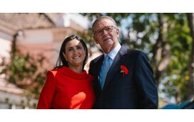 Um vestido da cor dos cravos! Primeira-dama volta a apostar na elegância requintada  