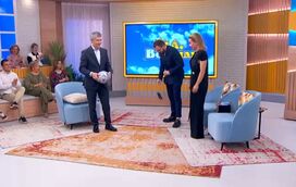 José Luís Carneiro mostra talento para o futebol em direto