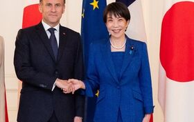 Insólito! O momento em que Emmanuel Macron e Sanae Takaichi se despedem com um gesto de 'Dragon Ball'