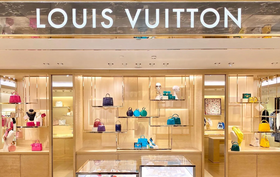 Ativistas invadem loja da Louis Vuitton em Londres em protesto contra o uso de peles no mundo da moda  