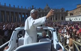 Papa Leão XIV celebra Páscoa no Vaticano perante milhares de fiéis na Praça de São Pedro 