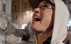 Adeus moedas! Katy Perry surpreende ao usar cartão de crédito na fonte mais famosa de Roma 