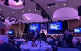 Imagens mostram convidados a refugiarem-se debaixo das mesas após homem armado invadir jantar da Casa Branca 