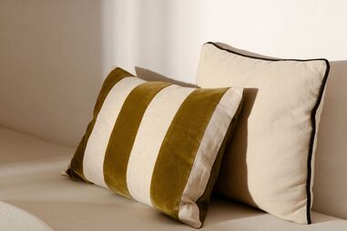 Almofadas decorativas renovam qualquer espaço sem investimento avultado.
