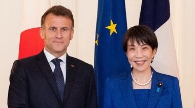 Insólito! O momento em que Emmanuel Macron e Sanae Takaichi se despedem com um gesto de 'Dragon Ball'