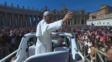 Papa Leão XIV celebra Páscoa no Vaticano perante milhares de fiéis na Praça de São Pedro 