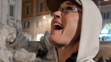 Adeus moedas! Katy Perry surpreende ao usar cartão de crédito na fonte mais famosa de Roma 