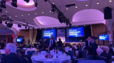 Imagens mostram convidados a refugiarem-se debaixo das mesas após homem armado invadir jantar da Casa Branca 