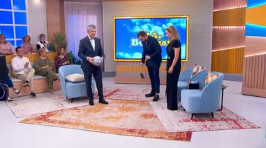 José Luís Carneiro mostra talento para o futebol em direto