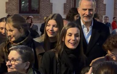 Letizia reúne-se com as filhas e o Rei Felipe para a Páscoa.
