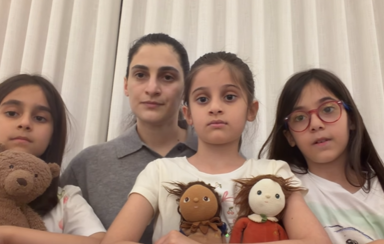 Zeynab Javadli com as três filhas